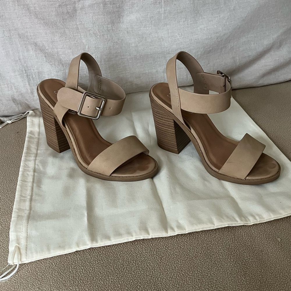 Pink Lily Tan Women's Sandals